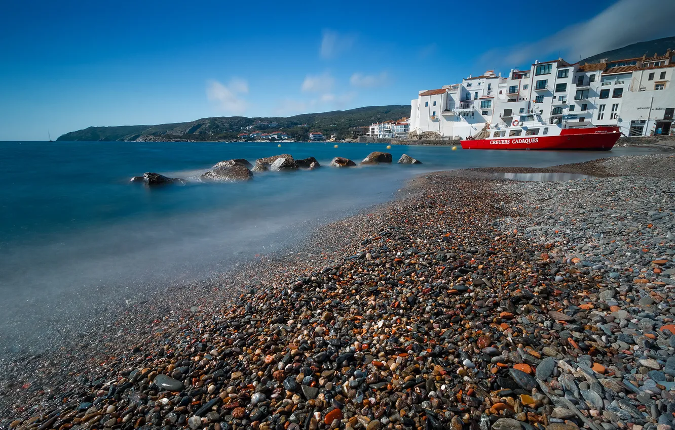 Фото обои море, берег, корабль, дома, Испания, Каталония, Кадакес