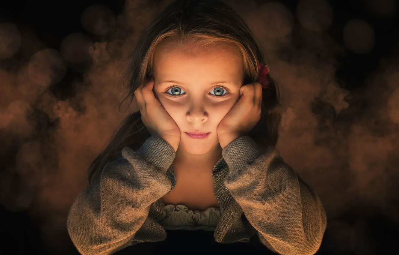 Фото обои девочка, Mila, взгляд.освещение