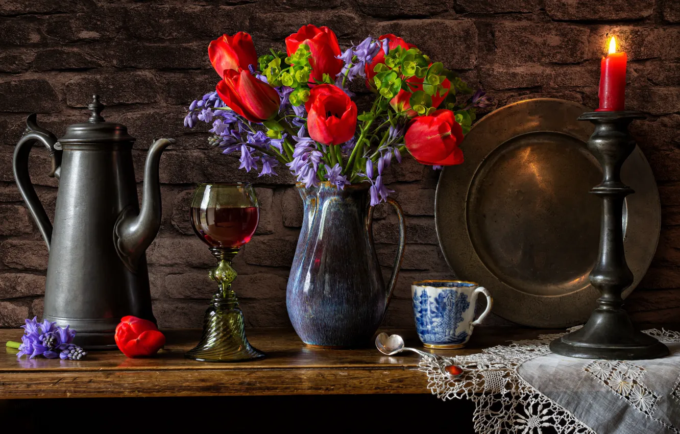 Фото обои цветы, стиль, бокал, свеча, букет, кружка, тюльпаны, кувшин