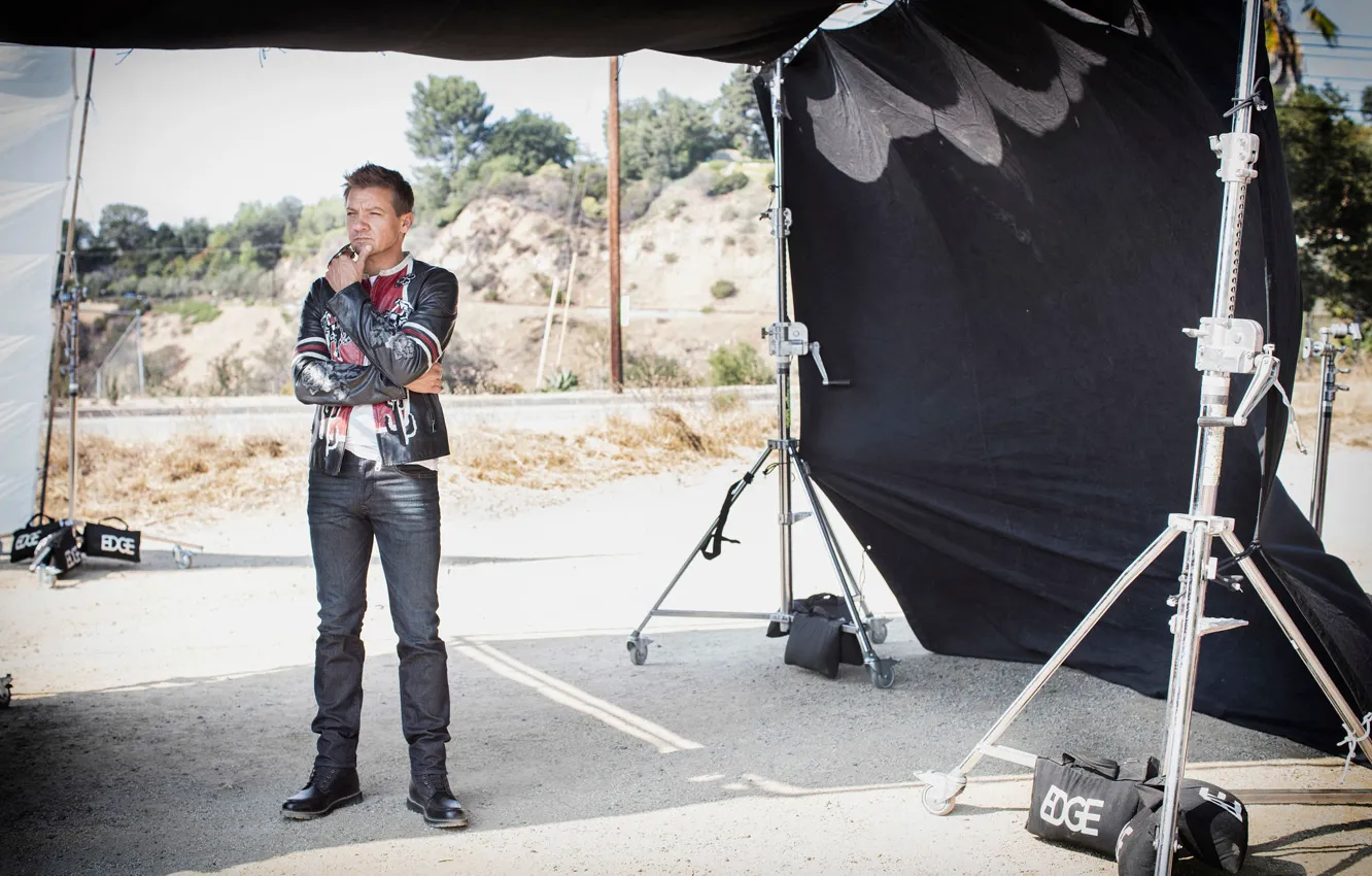 Фото обои поза, джинсы, ботинки, куртка, актер, фотосессия, Джереми Реннер, Jeremy Renner