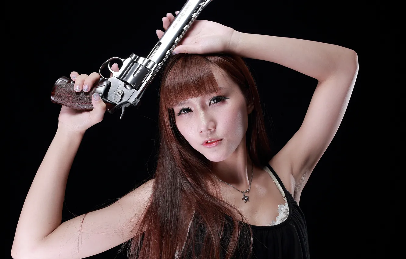 Фото обои взгляд, девушка, лицо, пистолет, оружие, волосы, азиатка