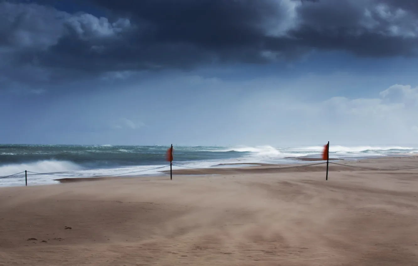 Фото обои море, волны, ветер, берег, флажки