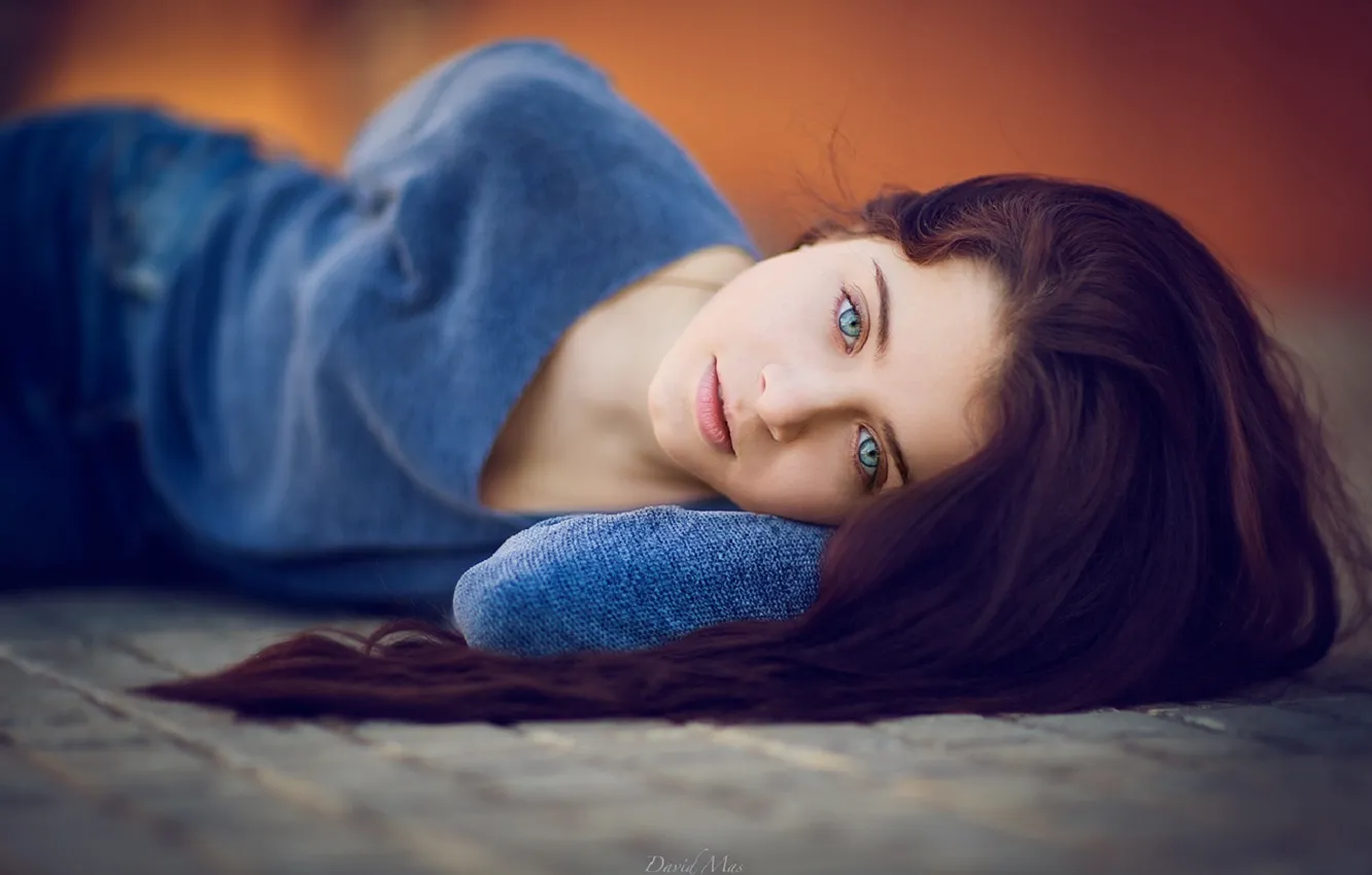 Фото обои взгляд, девушка, лежит, DAVID MAS