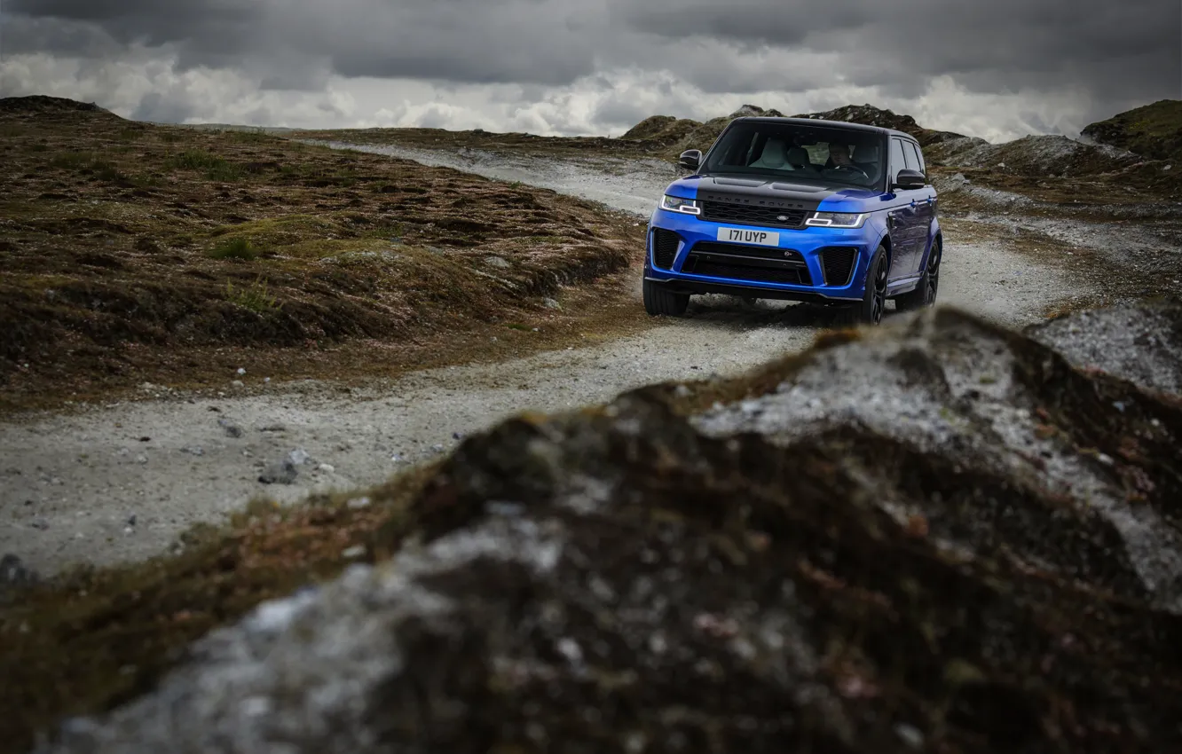 Фото обои дорога, синий, тучи, пасмурно, холмы, растительность, внедорожник, Land Rover