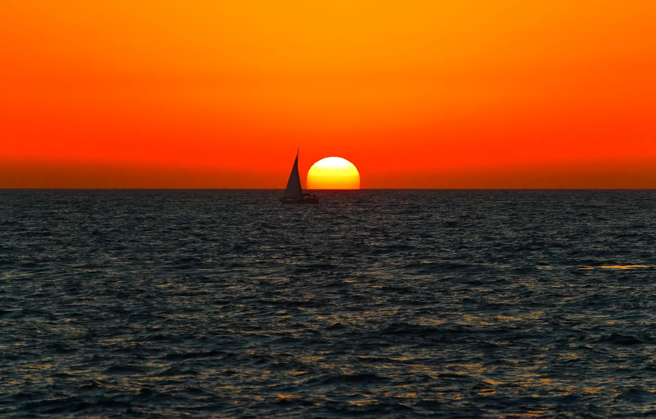 Фото обои море, закат, лодка, горизонт, парусный спорт, оранжевое небо