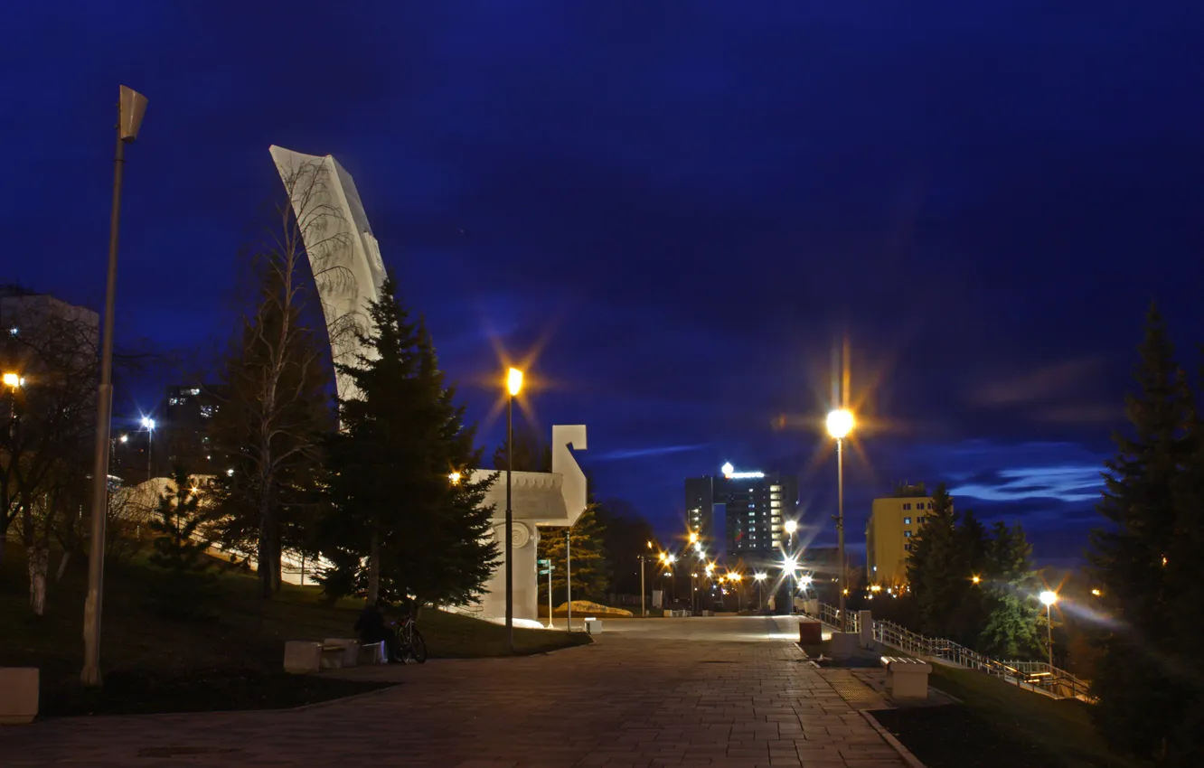 Фото обои небо, тучи, дом, здание, вечер, фонари, скульптура, Россия