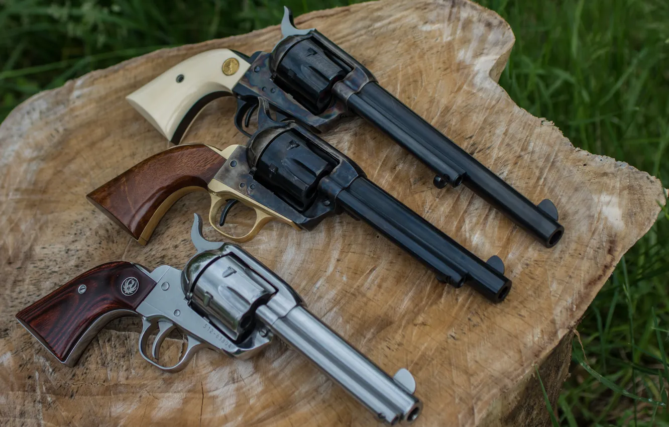Фото обои оружие, стволы, пень, револьверы
