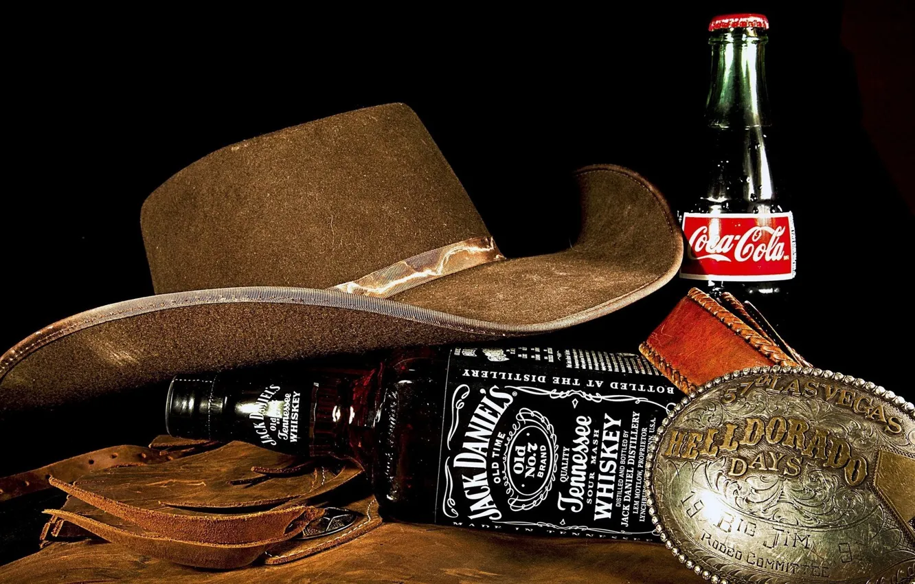 Фото обои бутылка, черный фон, виски, ковбойская шляпа, Кока Кола, drink, Coca Cola, пряжка