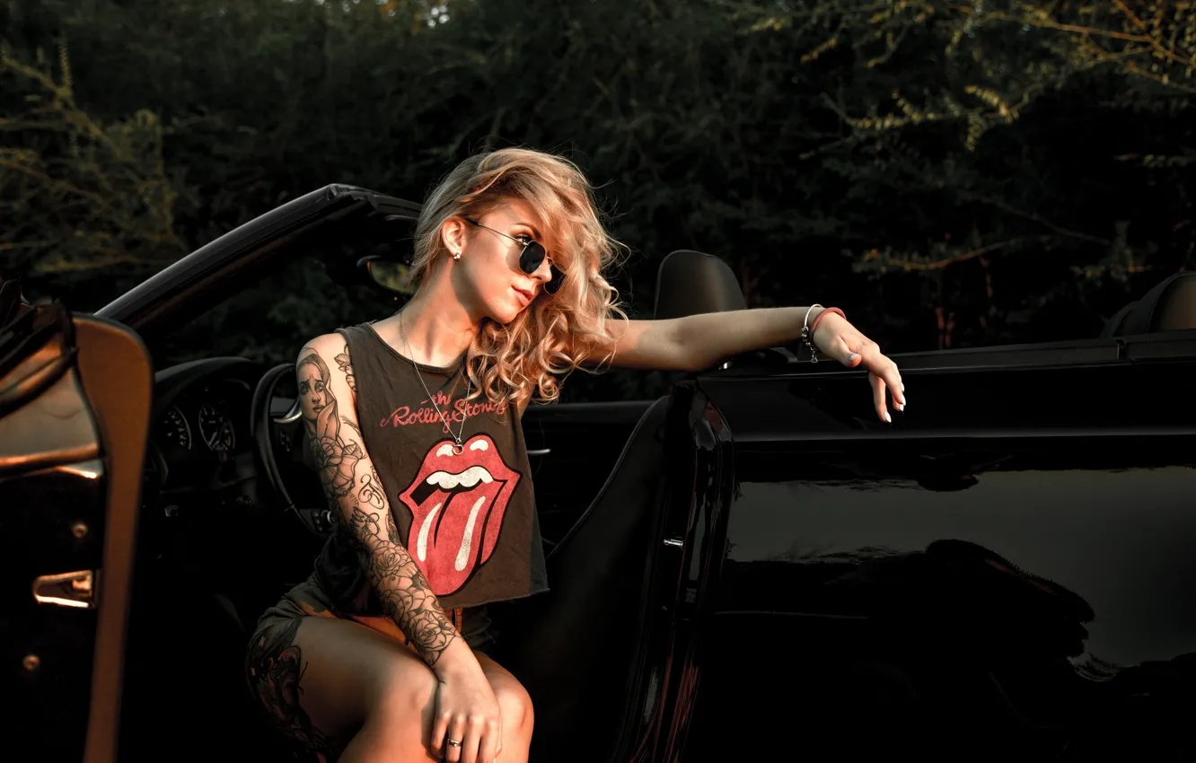 Фото обои model, women, blonde, sitting, women outdoors, women with glasses, women with cars, inked girls