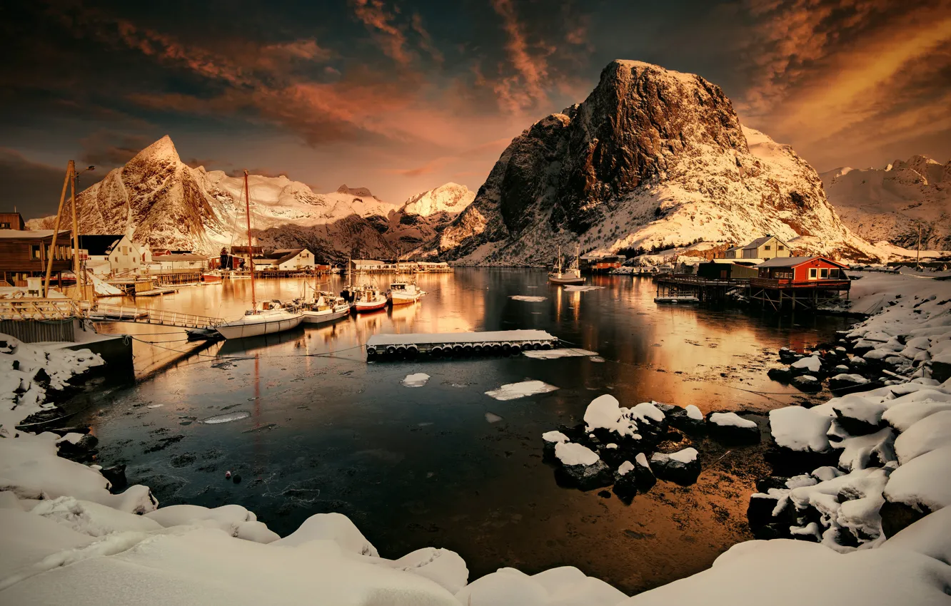 Фото обои зима, небо, облака, свет, снег, закат, горы, камни