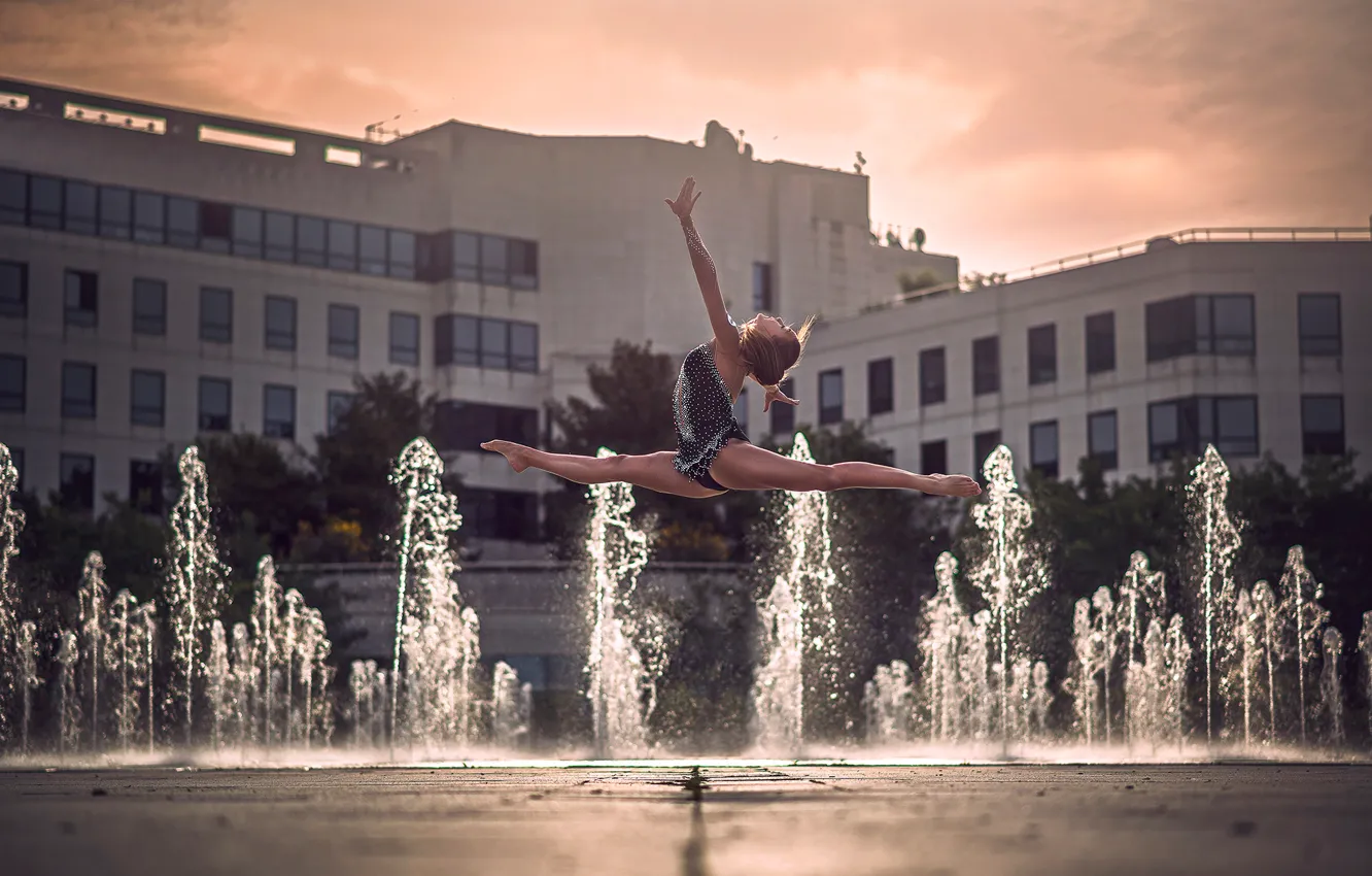 Фото обои город, фонтан, полёт, гимнастка, трико, Samantha Ay