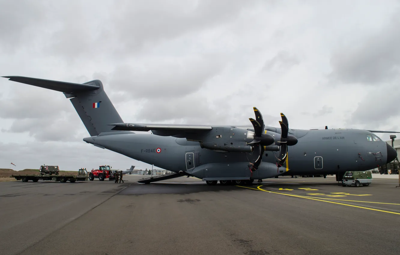 Фото обои асфальт, облака, самолёт, аэродром, взлётная полоса, транспортный, Airbus A400M