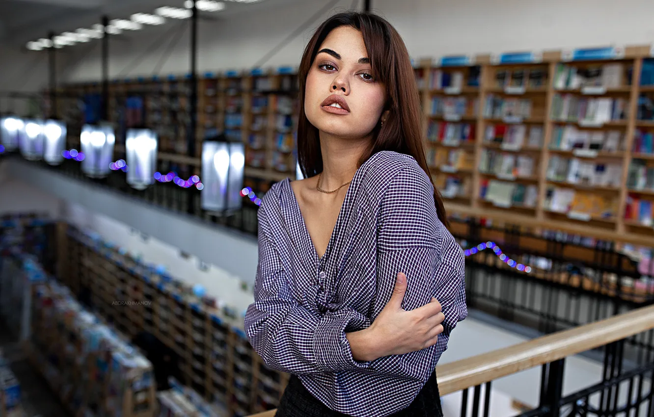 Фото обои взгляд, девушка, поза, модель, книги, юбка, портрет, макияж