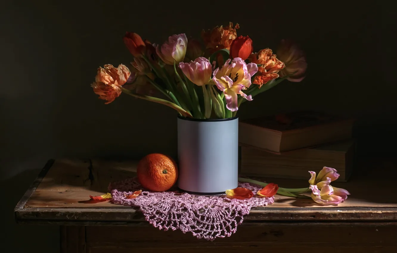Фото обои цветы, темный фон, стол, книги, апельсин, букет, тюльпаны, ваза