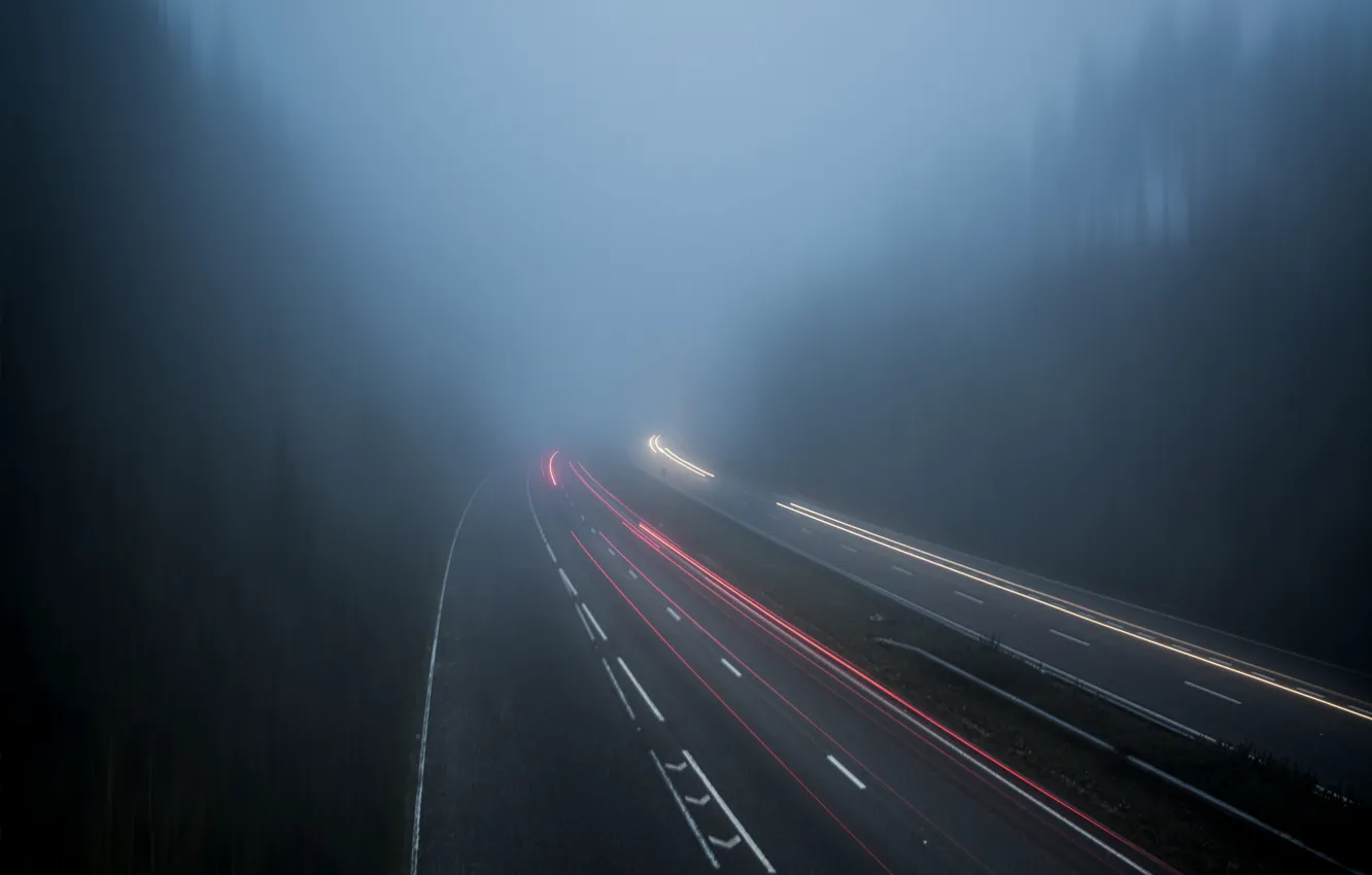 Фото обои дорога, лес, деревья, туман, Англия, выдержка, трафик, Великобритания