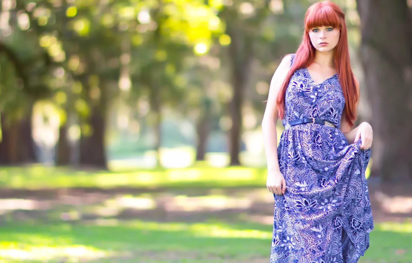 Фото обои лето, взгляд, девушка, парк, платье, рыжеволосая, голубоглазая