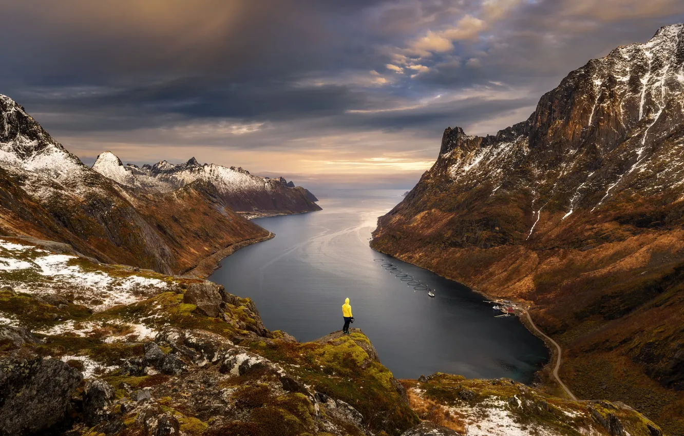 Фото обои зима, облака, снег, горы, обрыв, скалы, берег, лодка