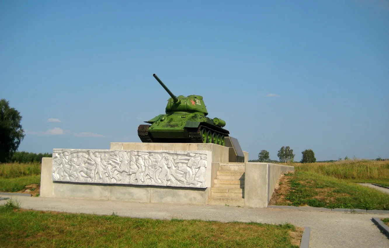Фото обои поле, памятник, танк, Т-34-85, Бородино