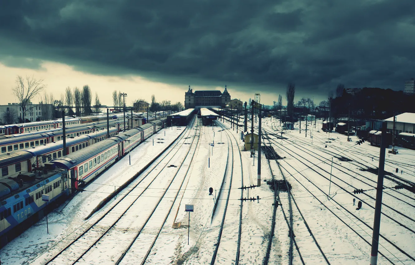 Фото обои зима, тучи, одиночество, провода, станция, железная дорога, поезда