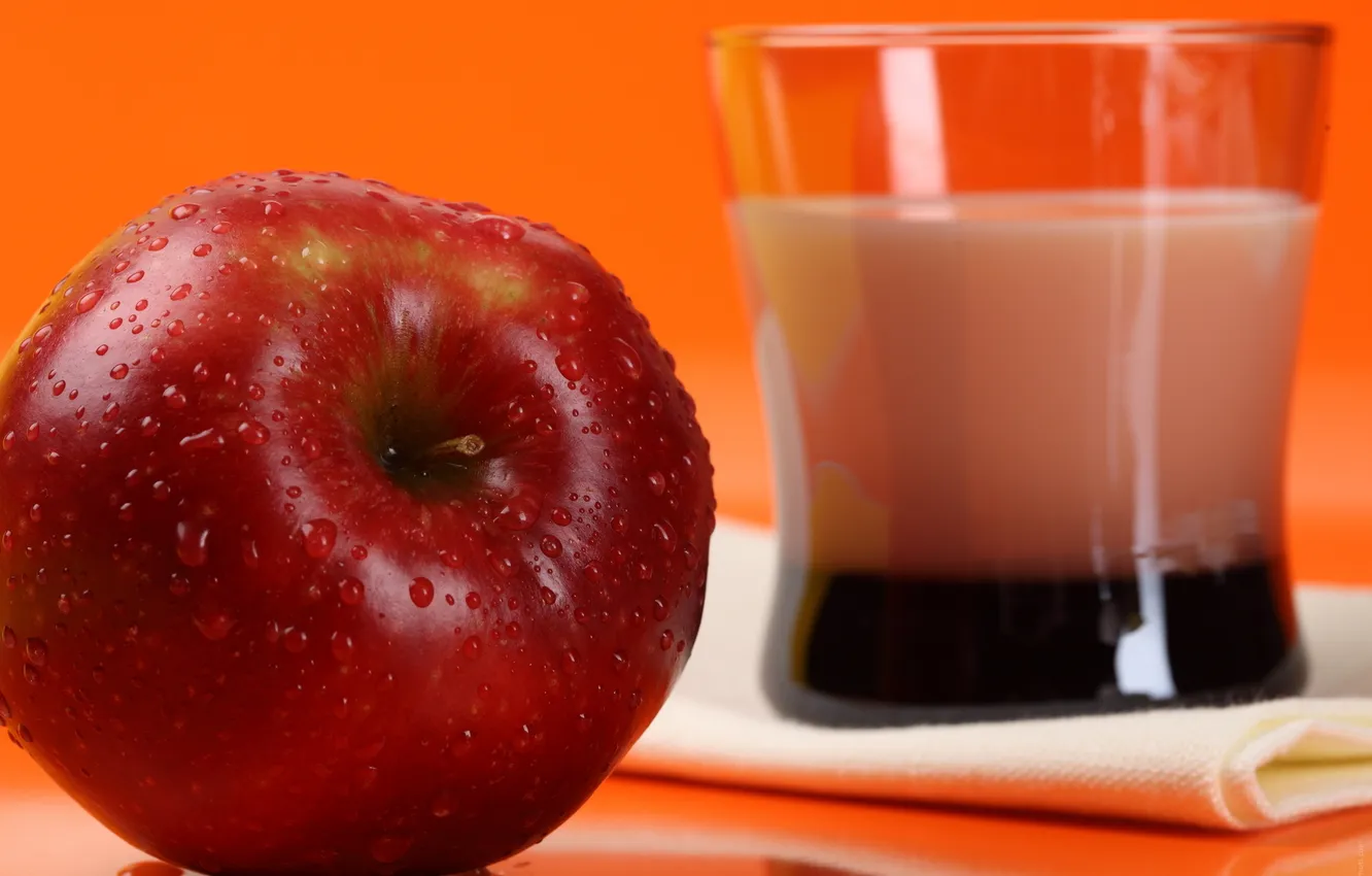 Фото обои капли, стакан, красное, яблоко, спелое