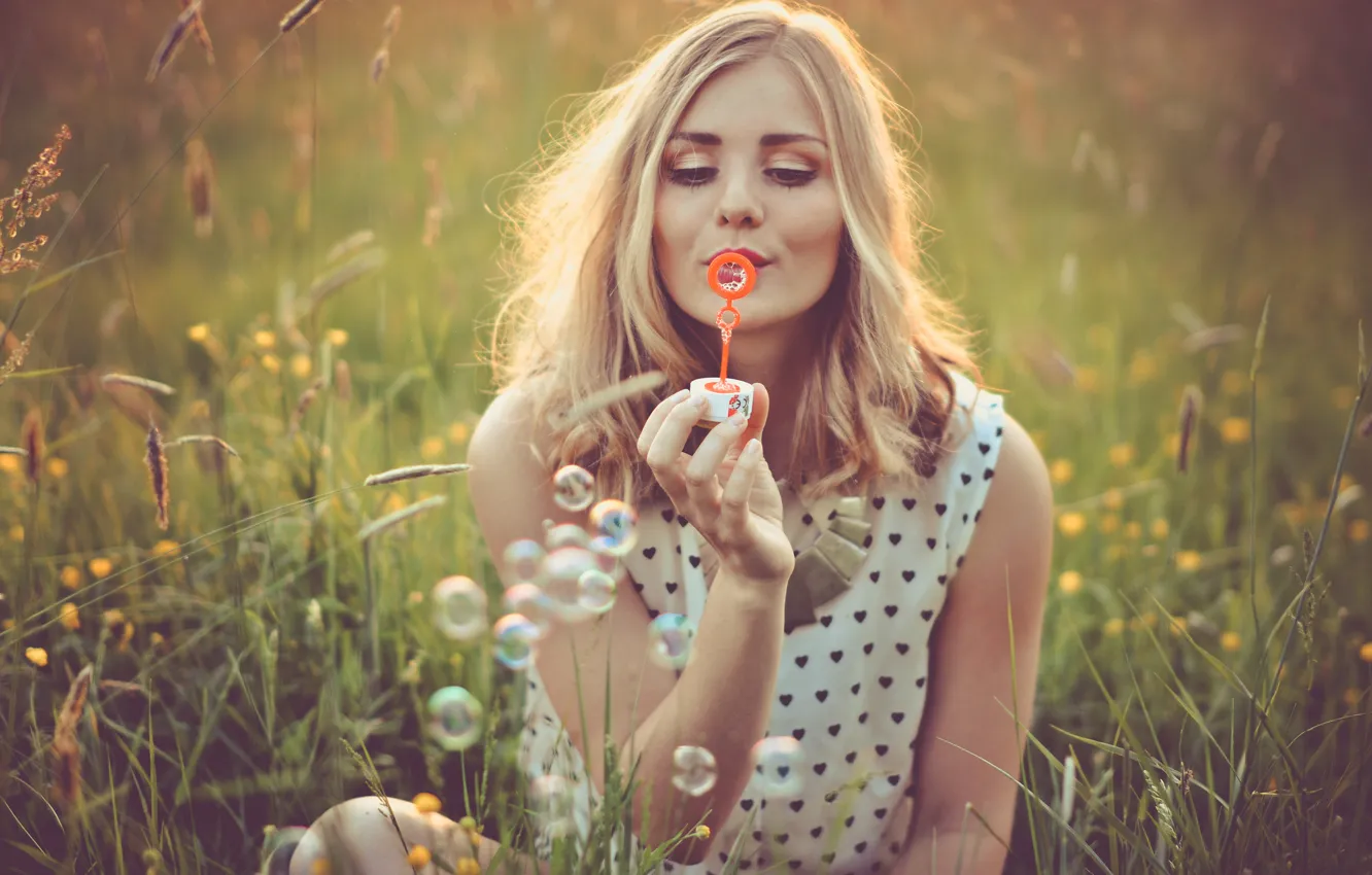Фото обои цветы, пузыри, волосы, bubbles, flowers, hair, smiling, улыбаясь
