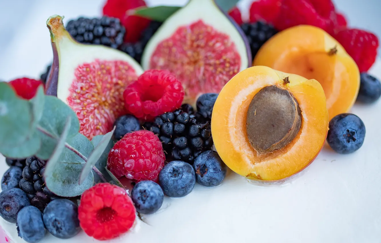 Фото обои ягоды, малина, черника, персики, косточка, много, разные, ежевика