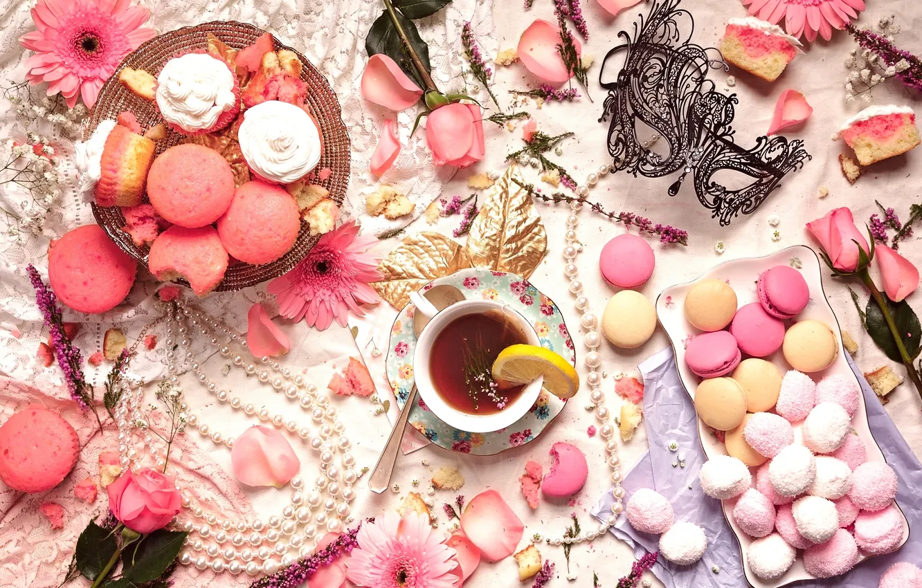 Фото обои розовый, чай, роза, ожерелье, маска, пирожные, гербера, макаруны