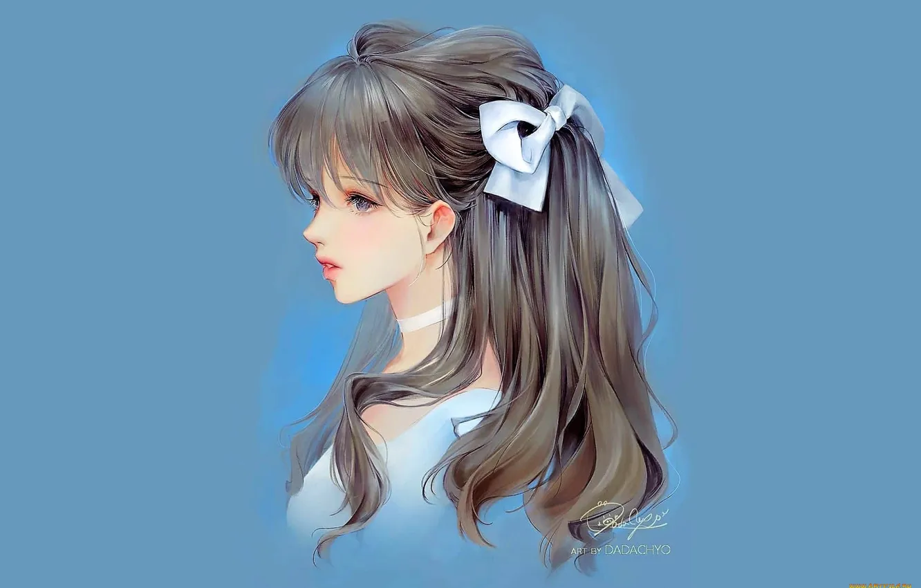 Фото обои серые волосы, голубой фон, в профиль, бант для волос, портрет девушки, чокер, by Dadachyo