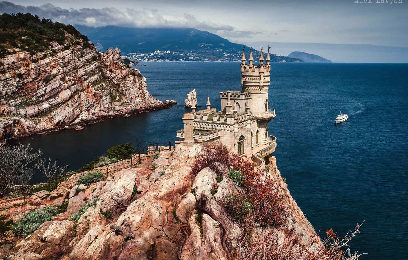 Фото обои море, замок, скалы, Крым, теплоход, Ласточкино гнездо, РОССИЯ, Чёрное море