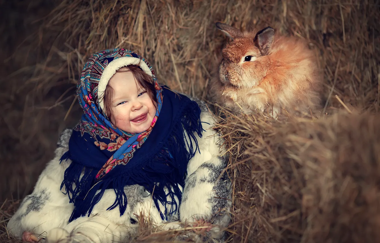 Фото обои зима, счастье, улыбка, кролик, сено, девочка, платок
