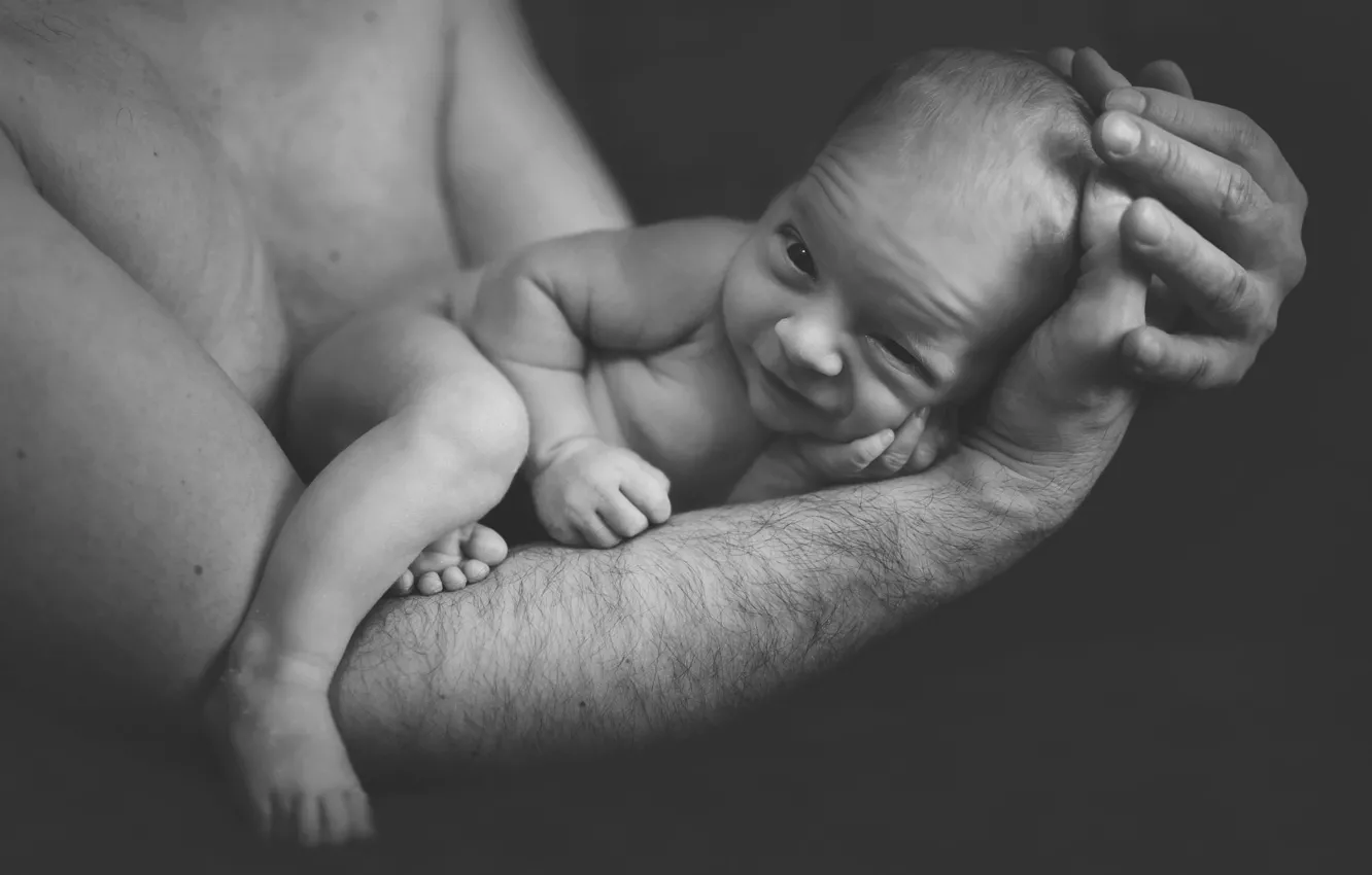 Фото обои руки, мужчина, монохром, ребёнок, младенец