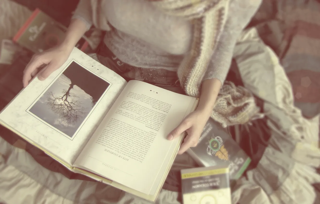 Фото обои девушка, настроение, книги, чтение, soft lovers and hard covers