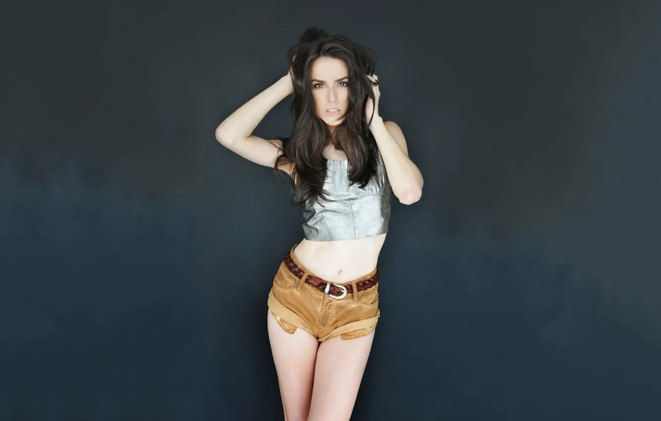 Фото обои brown eyes, model, women, brunette, short shorts, crop top