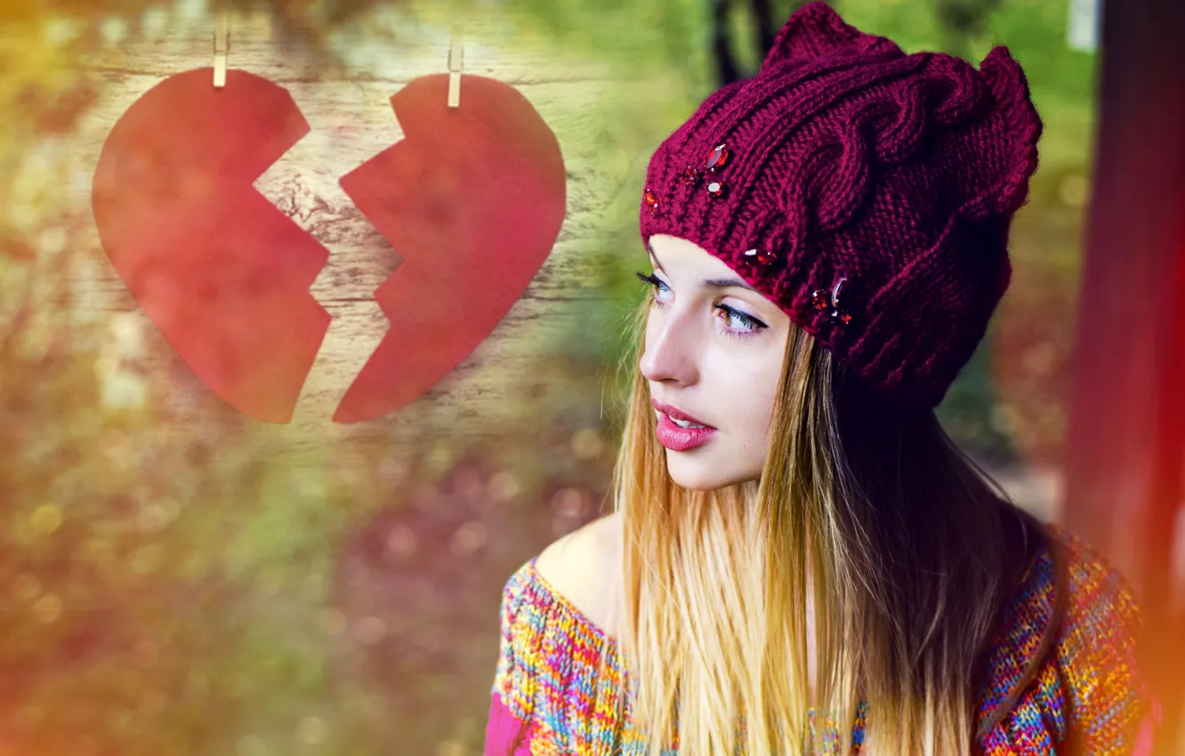 Фото обои взгляд, девушка, шапка, волосы, сердце, макияж, половинки, heart