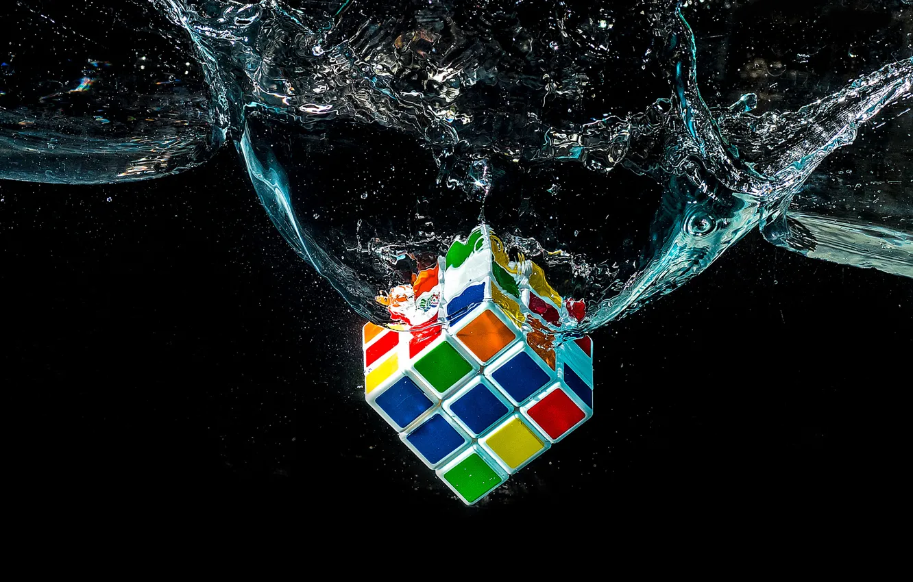 Фото обои вода, макро, кубик Рубика, головоломка