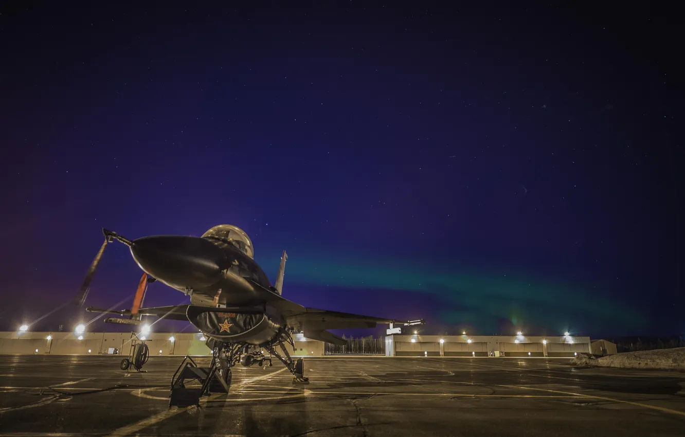 Фото обои звезды, северное сияние, аэродром, F-16, Fighting Falcon, «Файтинг Фалкон»