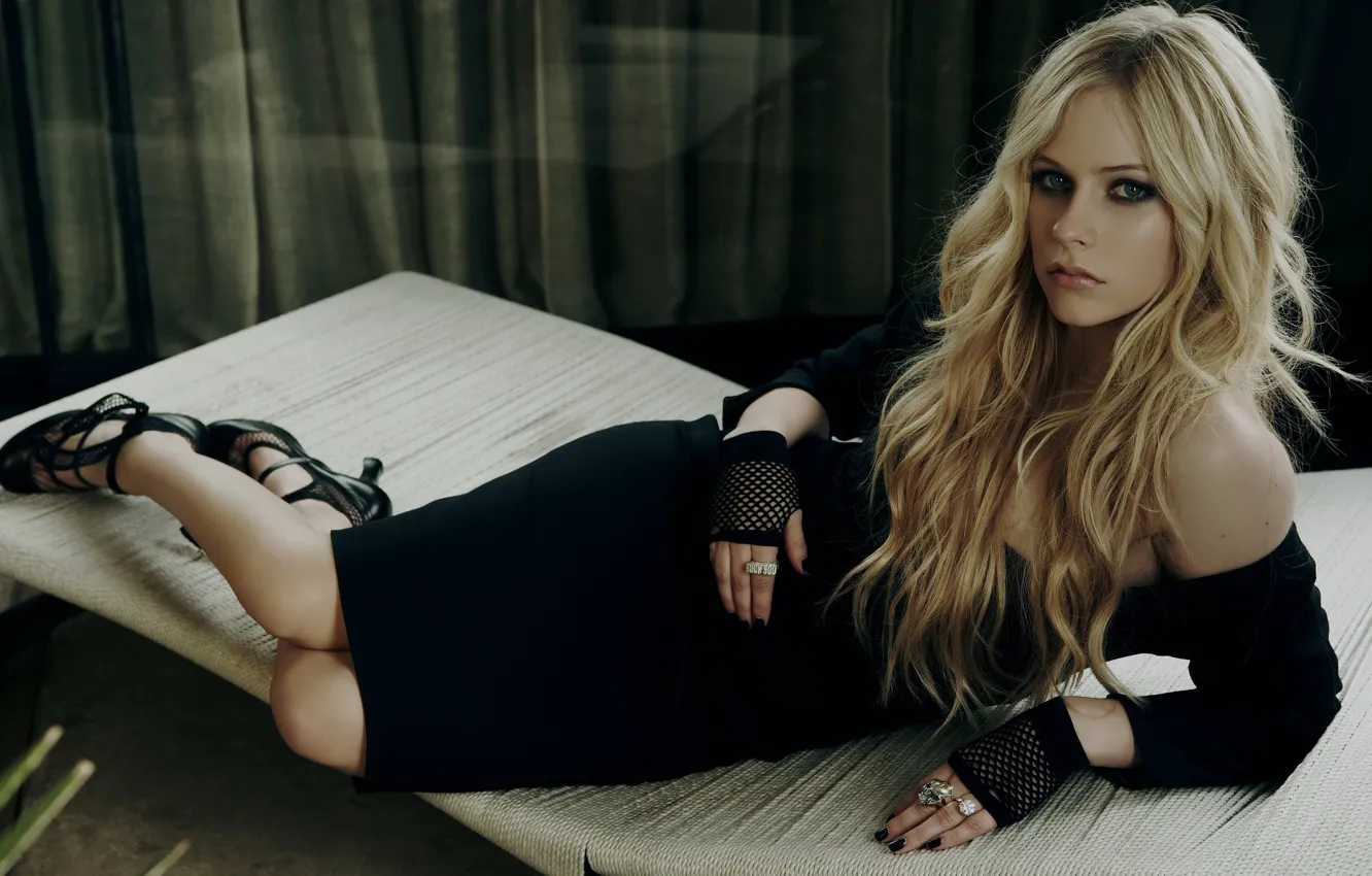 Фото обои взгляд, поза, Девушка, платье, певица, Avril Lavigne, Аврил Лавин