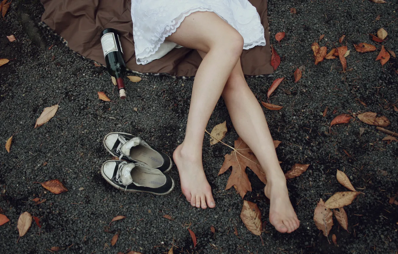 Фото обои осень, листья, девушка, настроение, бутылка, кеды, ножки