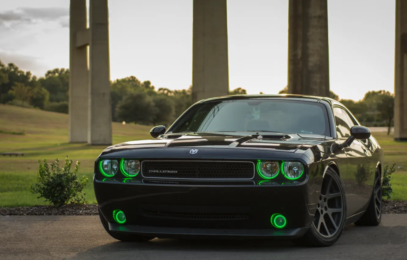 Фото обои lights, green, Dodge, Challenger