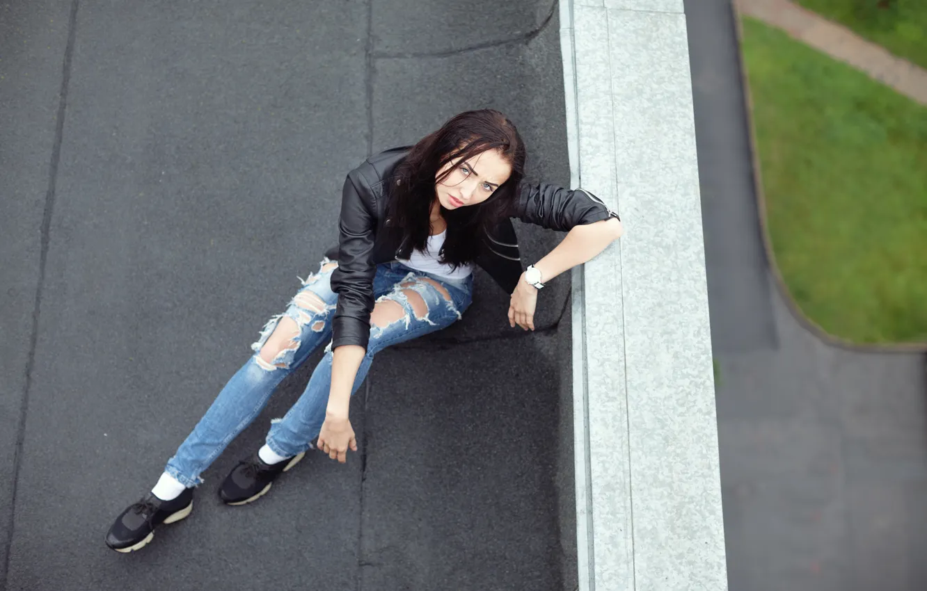 Фото обои крыша, взгляд, девушка, лицо, волосы, джинсы, куртка, Vika
