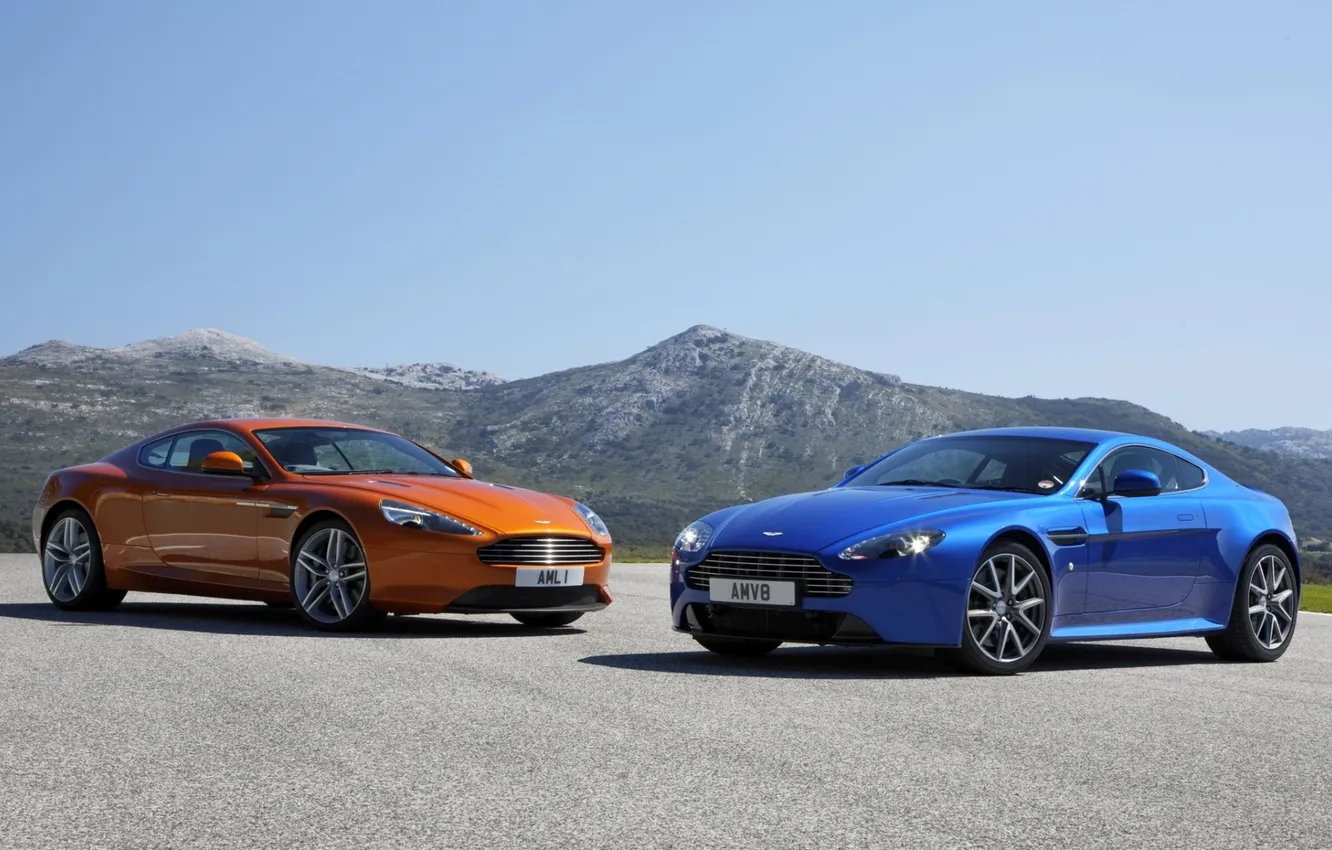 Фото обои небо, горы, оранжевый, синий, Aston Martin, Vantage, Вираж, суперкар