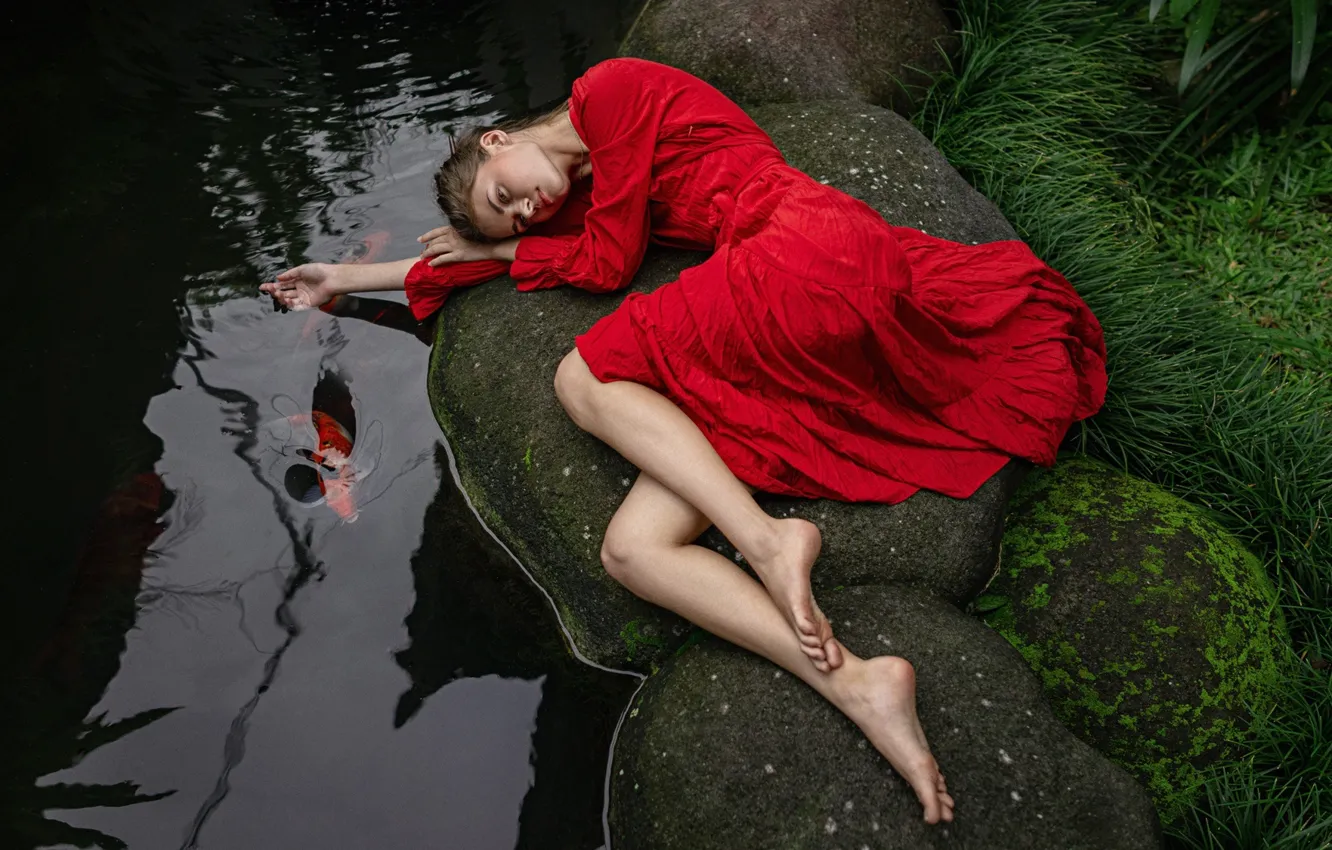 Фото обои вода, девушка, поза, пруд, камни, настроение, ноги, ситуация