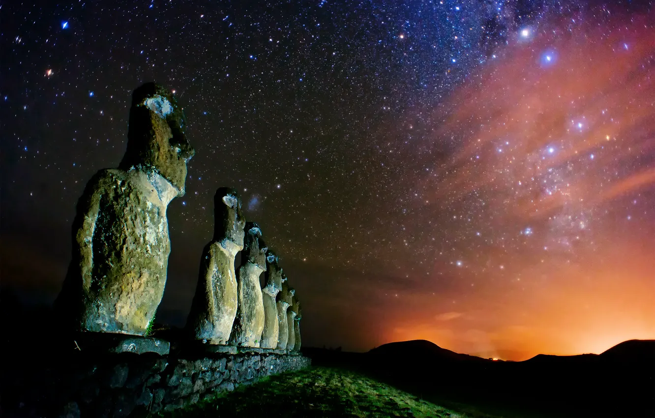 Фото обои звезды, ночь, млечный путь, Магелановы облака, Осторв Пасхи, Рапа-Нуи, статуи Моаи