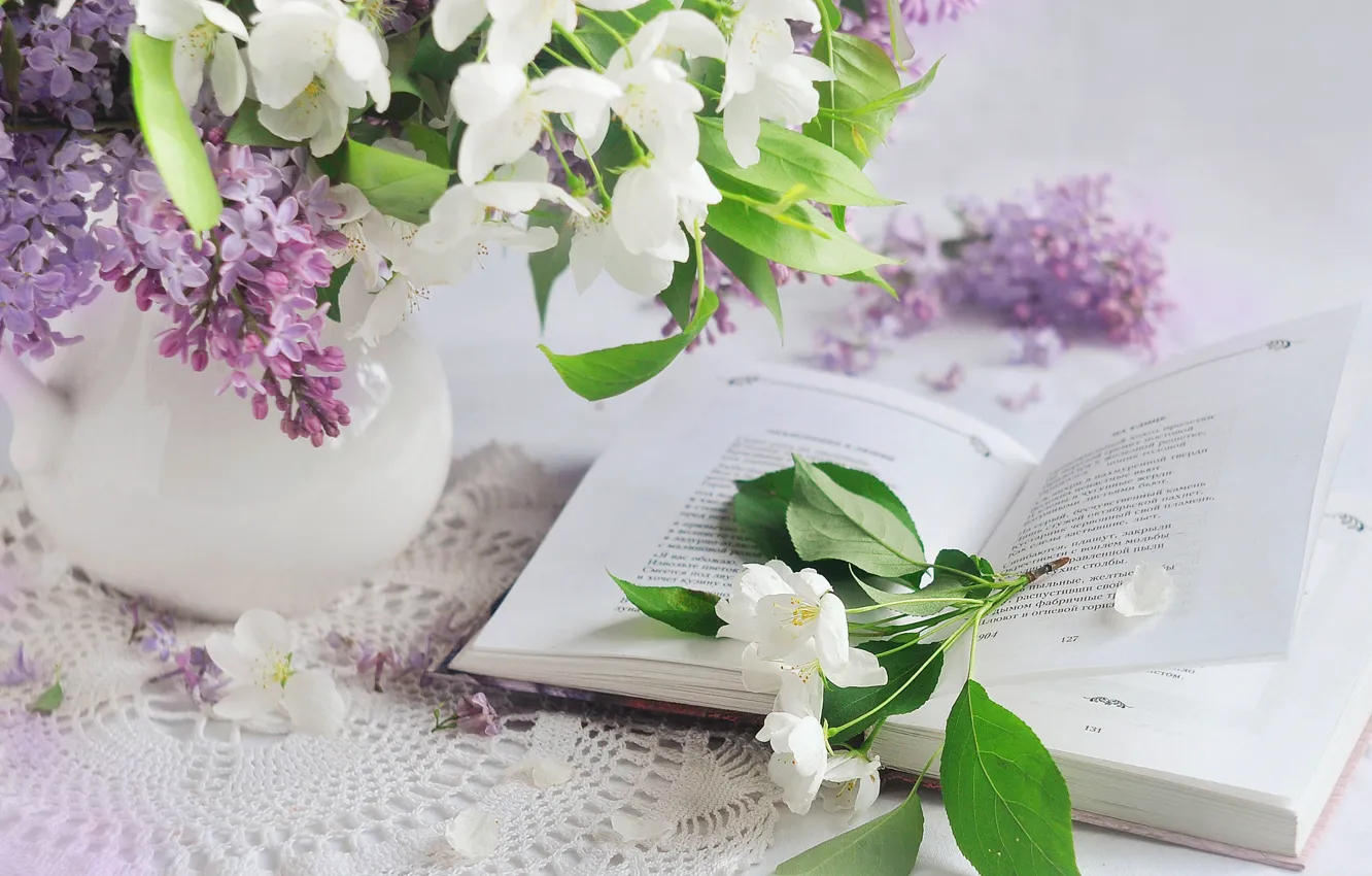 Фото обои цветы, стол, букет, весна, книга, натюрморт, сирень, салфетка