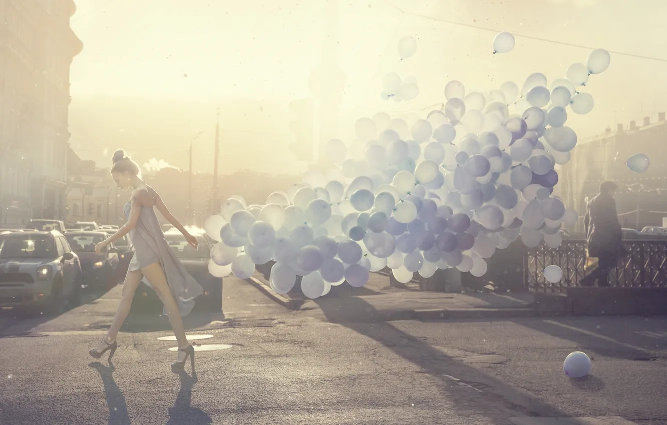 Фото обои дорога, девушка, город, воздушные шары, улица