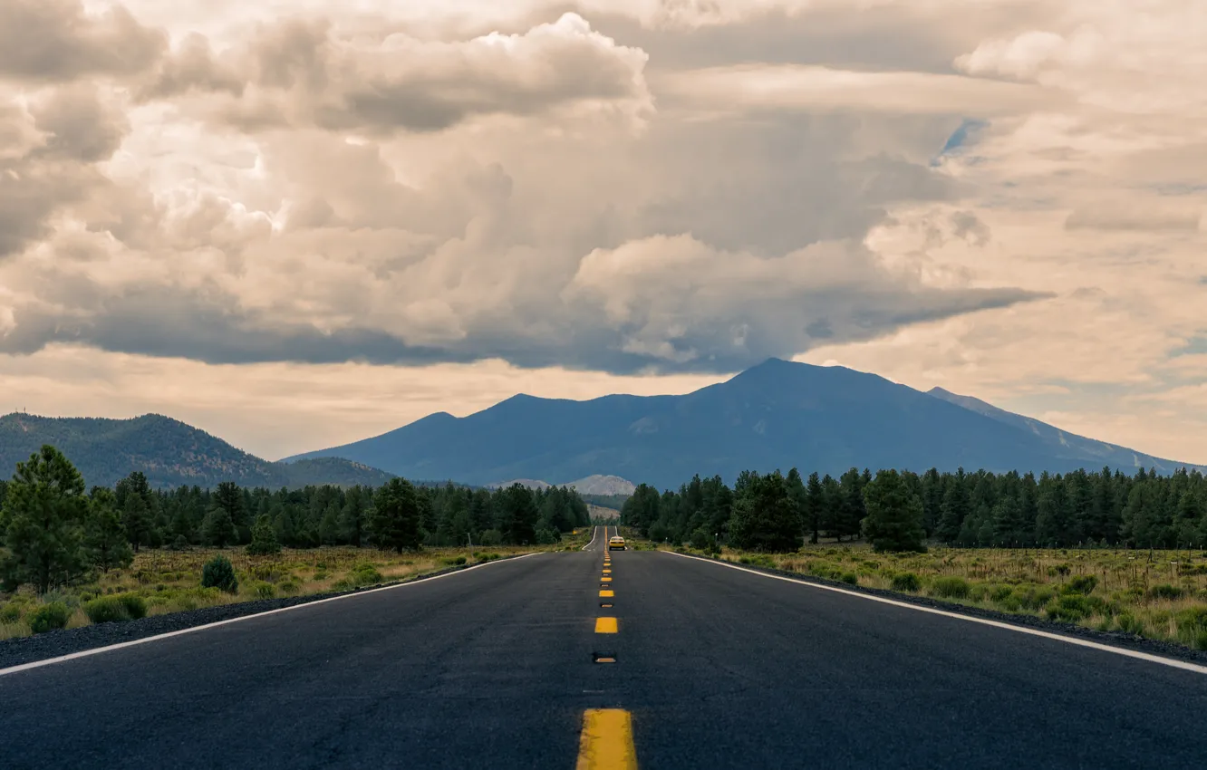 Фото обои дорога, облака, горы, автомобиль