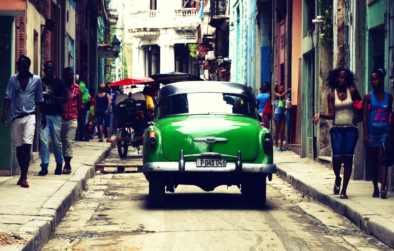 Фото обои люди, улица, тень, сзади, автомобиль, Куба, Гавана