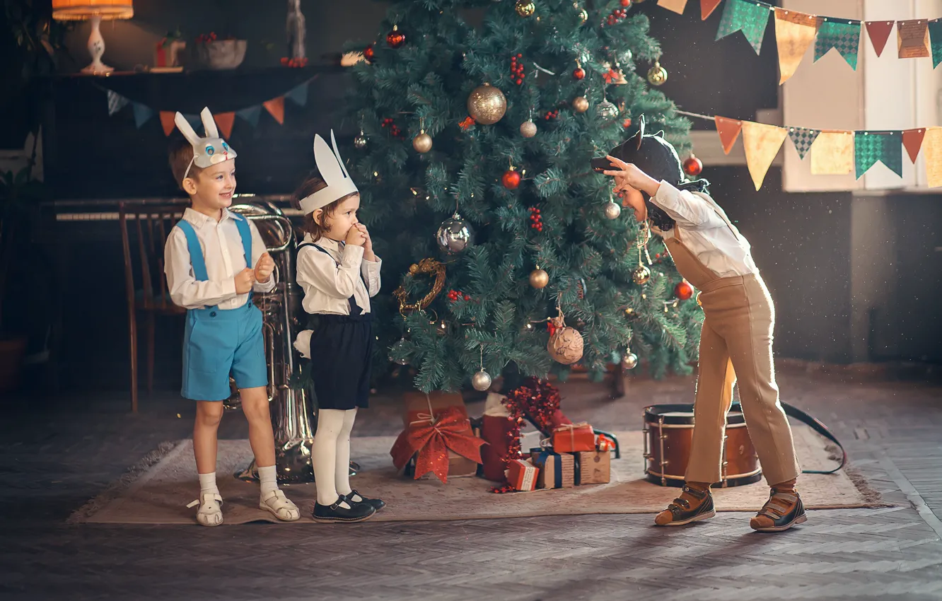 Фото обои дети, праздник, игра, новый год, волк, подарки, ёлка, маски