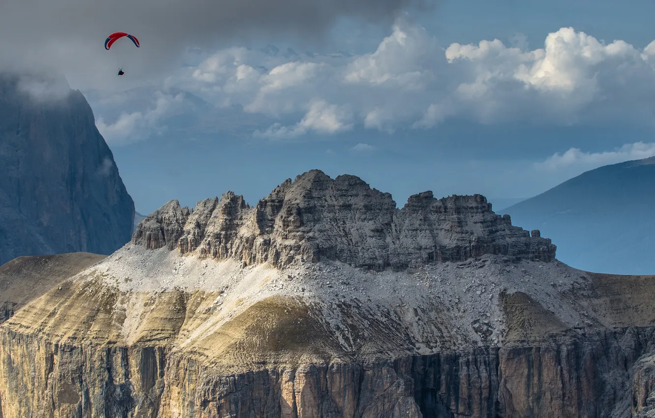 Фото обои горы, Небо, Облака, простор, Paraglider flying Dolomites, Pordoi, Полет на параплане над Доломитовыми Альпами, Sass
