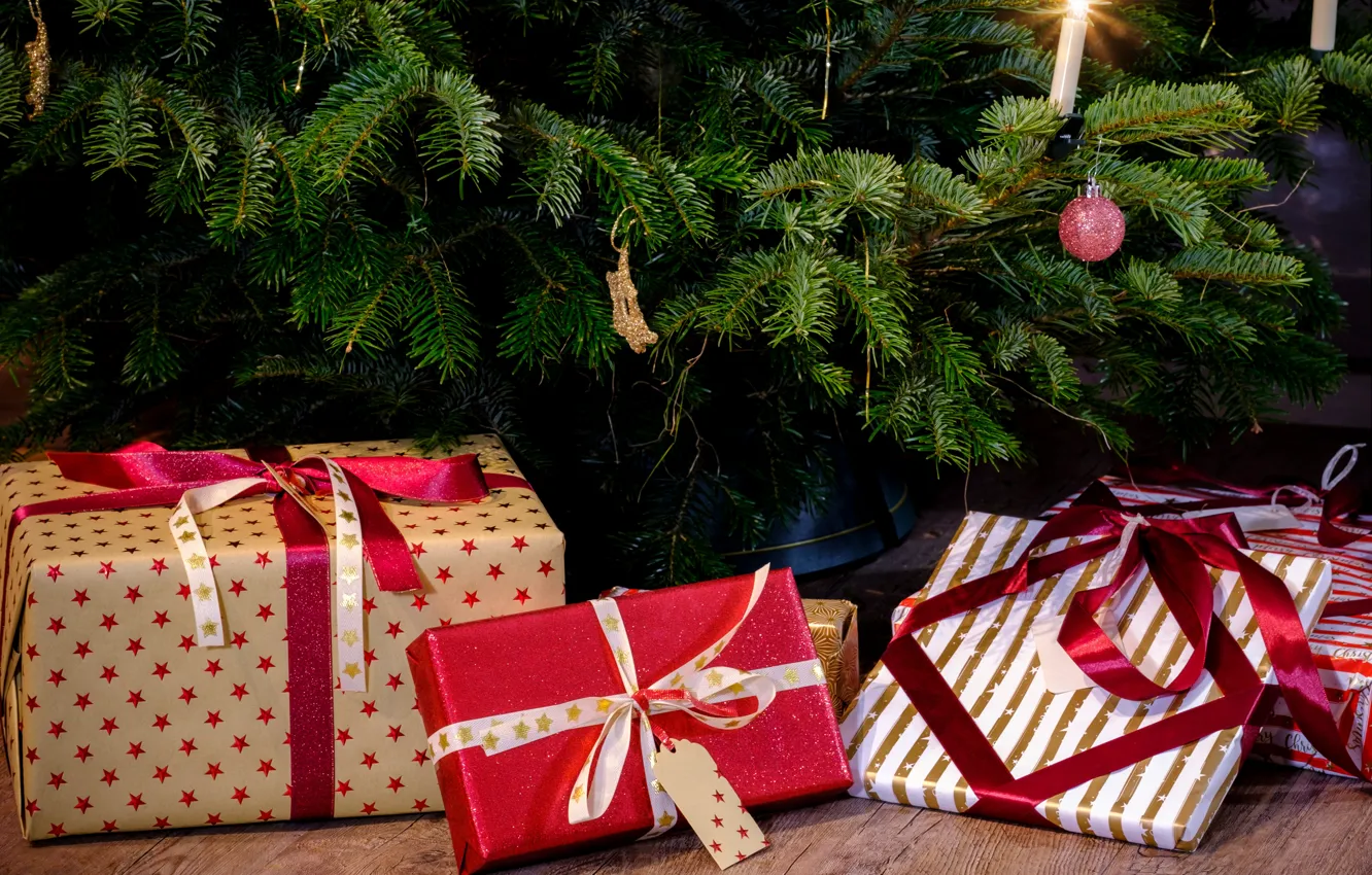 Фото обои зима, праздник, Рождество, подарки, Новый год, ёлка, коробки, ёлочные игрушки